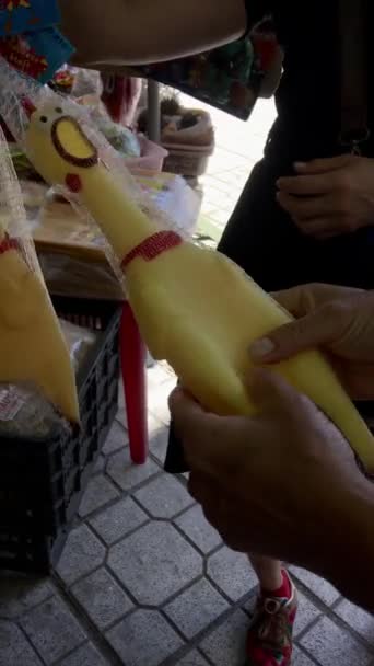 Hembra manos presionando amarillo goma juguete pollo — Vídeo de stock