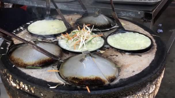 Velho Vietnamita mulher cozinhar tradicional ascensão mini panquecas — Vídeo de Stock