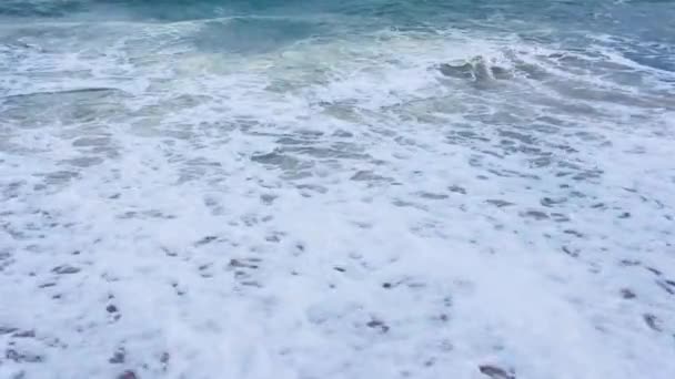 Vague de mer entrante sur la plage de sable — Video