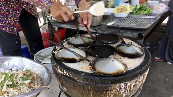 Old Vietnamese woman cooking traditional rise mini pancakes — 图库视频影像