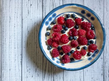 Süzme peynir, yoğurt, yabanmersinli ekşi krema, ahududu.