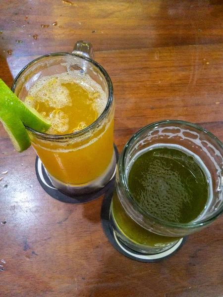 Two glasses of seaweed and passion fruit beer on a table, top view. — Stock Photo, Image