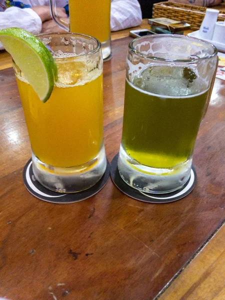 Dos vasos de algas y cerveza de maracuyá sobre una mesa —  Fotos de Stock