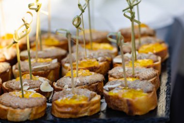 Beyaz ekmekli kanepeler, börek ve bal. Seçici odak.