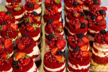 Kırmızı kadife mini kek ve böğürtlen yakından.