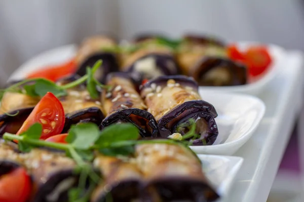 Auberginenrollen mit Nüssen. Kaukasische Küche. Vegetarisches Essen. Stockbild