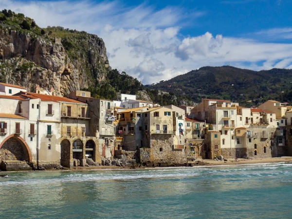 Vista de la ciudad de Cefalu, costa de Liguria, Sicilia, Italia — Foto de Stock