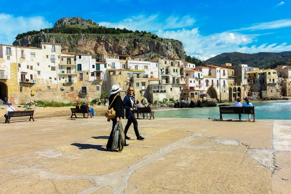 Gente caminando por el terraplén en el casco antiguo de Cefalu, Sicilia, Italia . — Foto de Stock