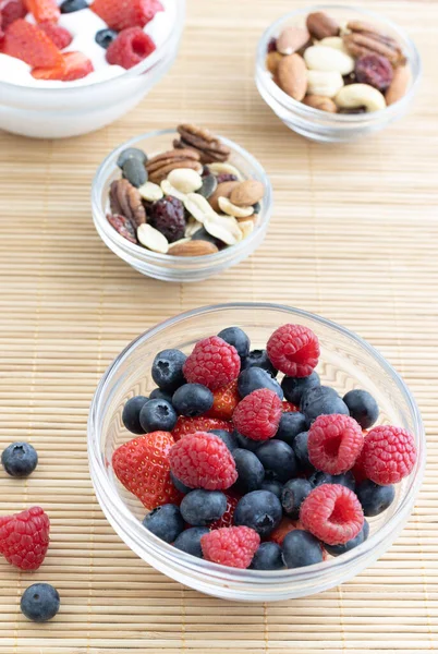 Taze meyve ve fındık.