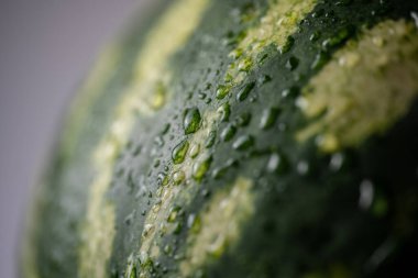 Su damlalarıyla karpuz yakın plan.