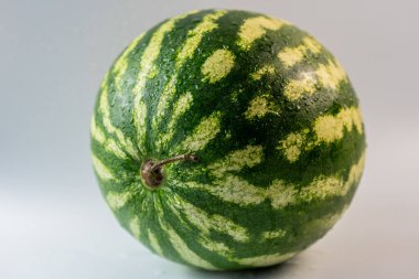 Su damlalarıyla karpuz yakın plan.