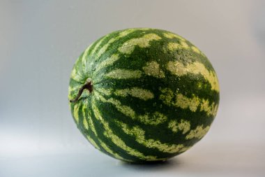 Su damlalarıyla karpuz yakın plan.