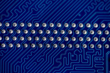 Çip. Parçalar ve kişiler içeren tahta