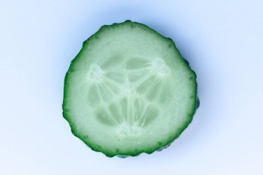 Hafif arkaplanda yeşil salatalık