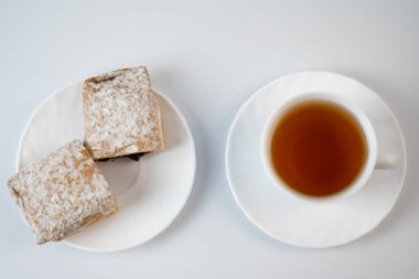 Tatlı hamur işleriyle bir fincan çay.