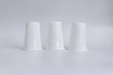 Beyaz arkaplanda plastik bardaklar