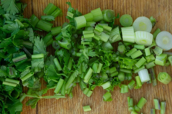 Verdes cortados en una tabla de cortar —  Fotos de Stock