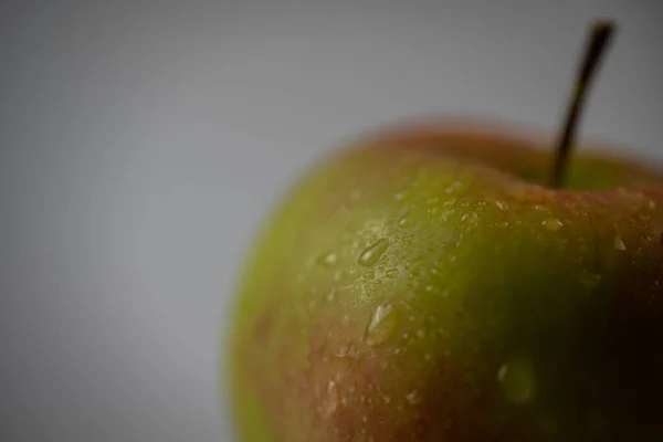 Pomme avec des gouttes d'eau sur fond blanc — Photo