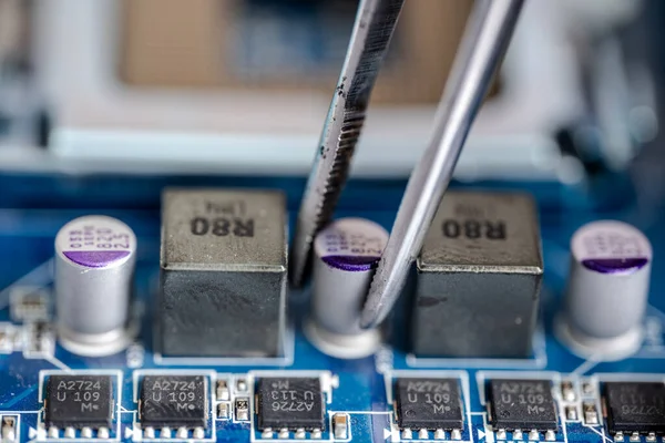 Chip. Fijación del contacto con las pinzas para una mayor soldadura —  Fotos de Stock