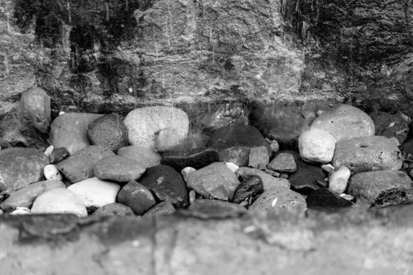 Cascade, l'eau tombe sur les pierres — Photo