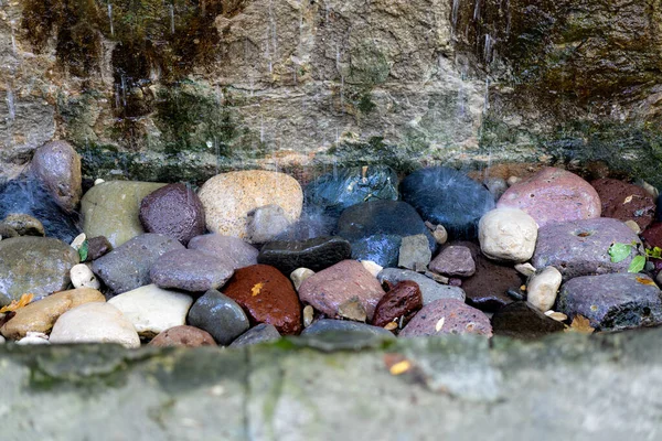 Wodospad, woda spada na kamienie — Zdjęcie stockowe