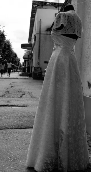 Manikin dans la rue dans une robe de mariée — Photo