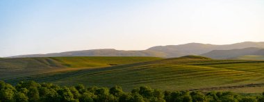 Dağ eteklerindeki güzel manzara