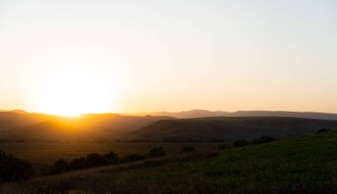 Sonbaharda dağlarda gün batımı
