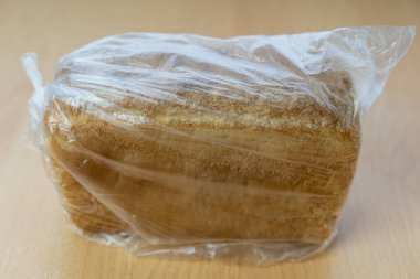 Şeffaf bir çantada taze ekmek.