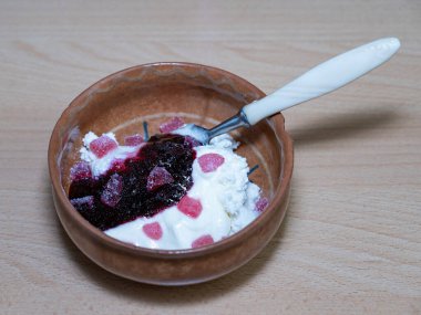 Lezzetli bir kahvaltı. Süzme peynir, şeker, reçel, marmelat