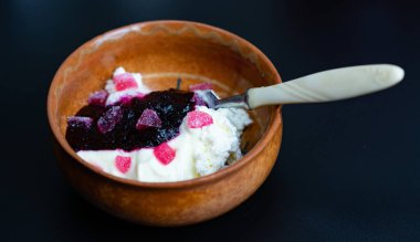 Lezzetli bir kahvaltı. Süzme peynir, şeker, reçel, marmelat