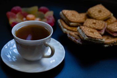 Şekerli çay. Kurabiye, marmelat, şeker.