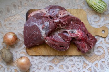 Kesme tahtasında çiğ et..