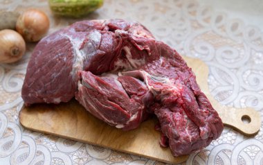 Kesme tahtasında çiğ et..