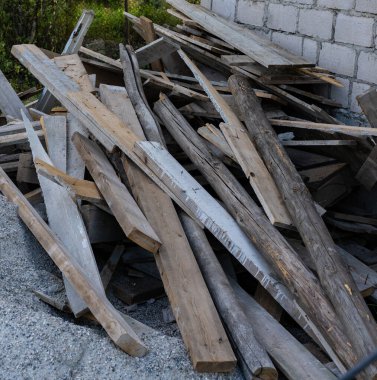 Çok sayıda tahta var.