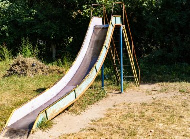 Çocuk parkında çocuk kaydırağı