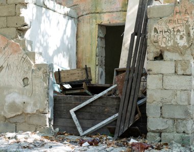 İnsanların yaşadığı terk edilmiş bir ev.