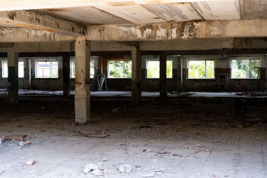 Zemin kattaki yıkılmış bina.