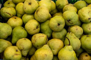 Satılık bir vitrinde armutlar