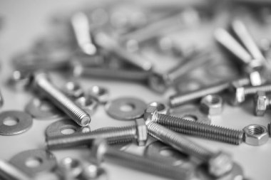 Cıvata ve vidalar beyaz bir arka plan üzerinde