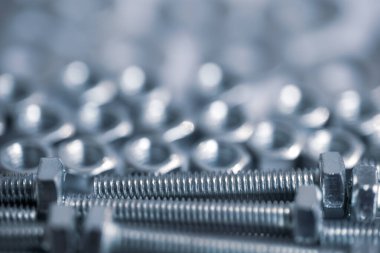 Cıvata ve vidalar beyaz bir arka plan üzerinde