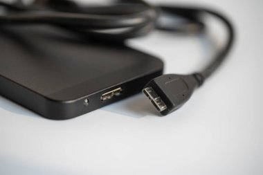 Beyaz arkaplandaki sabit disk