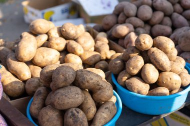 Tezgahta satılık patatesler