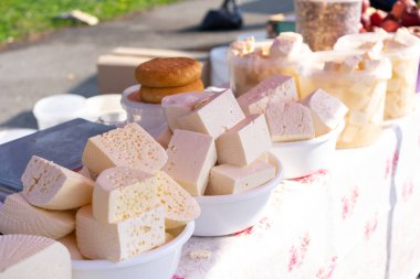 Peynirler tezgahta satılık..