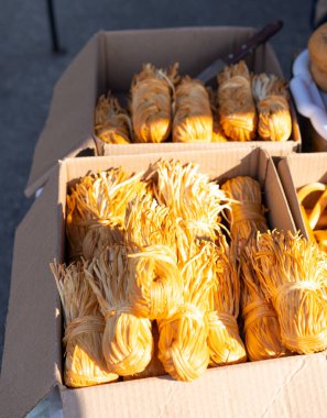 Satılık tezgahta tütsülenmiş peynir..