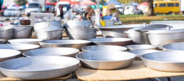 Fuarda satılık çeşitli eşyalar