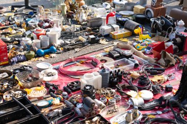 Fuarda satılık çeşitli eşyalar
