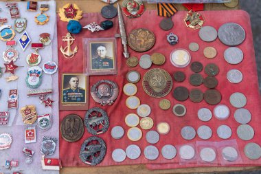 Satılık çeşitli para ve rozetler..
