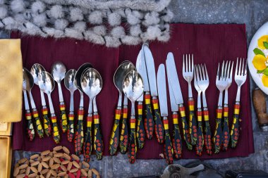 Satılık çatal kaşıklar ve bıçaklar