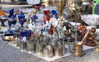 Fuarda satılık çeşitli eşyalar